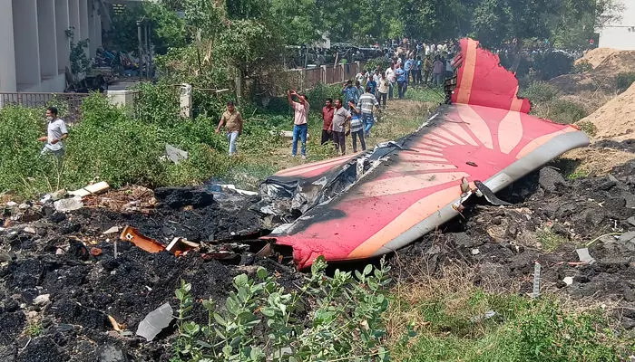 കോക്ക്പിറ്റ് വോയ്സ് റെക്കോര്ഡറും ബ്ലാക്ക് ബോക്സ് വിവരങ്ങളും പരസ്യപ്പെടുത്തണം; പ്രധാനമന്ത്രിക്ക് കത്തയച്ച് അഹമ്മദാബാദ് എയര് ഇന്ത്യ വിമാന ദുരന്തത്തിലെ ഇരകളുടെ കുടുംബം കോക്ക്പിറ്റ് വോയ്സ് റെക്കോര്ഡറും ബ്ലാക്ക് ബോക്സ് വിവരങ്ങളും പരസ്യപ്പെടുത്തണം; പ്രധാനമന്ത്രിക്ക് കത്തയച്ച് അഹമ്മദാബാദ് എയര് ഇന്ത്യ വിമാന ദുരന്തത്തിലെ ഇരകളുടെ കുടുംബം