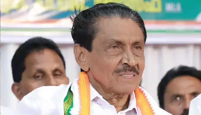 അടുത്ത് വന്നാല് അപ്പോള് ബ്ലൗസ് കീറിക്കോണം; രാജേശ്വരി ആദിവാസിയാണല്ലോ; പിന്നെ വകുപ്പ് എന്നാണെന്ന് നമുക്കറിയാം; വിവാദ പ്രസംഗവുമായി ഇടുക്കി ഡിസിസി പ്രസിഡന്റ് അടുത്ത് വന്നാല് അപ്പോള് ബ്ലൗസ് കീറിക്കോണം; രാജേശ്വരി ആദിവാസിയാണല്ലോ; പിന്നെ വകുപ്പ് എന്നാണെന്ന് നമുക്കറിയാം; വിവാദ പ്രസംഗവുമായി ഇടുക്കി ഡിസിസി പ്രസിഡന്റ്