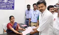 ക്രിമിനല് കേസുകളുടെ വിവരങ്ങളില് പൊരുത്തക്കേടുകള്; പെരമ്പൂരിലും തിരുച്ചിറപ്പള്ളിയിലും പുതുക്കിയ നാമനിര്ദേശ പത്രിക സമര്പ്പിച്ച് വിജയ് ക്രിമിനല് കേസുകളുടെ വിവരങ്ങളില് പൊരുത്തക്കേടുകള്; പെരമ്പൂരിലും തിരുച്ചിറപ്പള്ളിയിലും പുതുക്കിയ നാമനിര്ദേശ പത്രിക സമര്പ്പിച്ച് വിജയ്