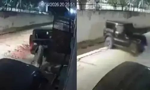 പേരക്കുട്ടി ഓടിച്ചെത്തിയ ഥാര്‍ വീട്ടു മുറ്റത്ത് നിന്നും പിന്നോട്ടുരുണ്ടു; ഗേറ്റ് അടയ്ക്കാനെത്തകിയ മുത്തശ്ശി കാറിനും മതിലിനും ഇടയില്‍പ്പെട്ട് ദാരുണമായി മരിച്ചു