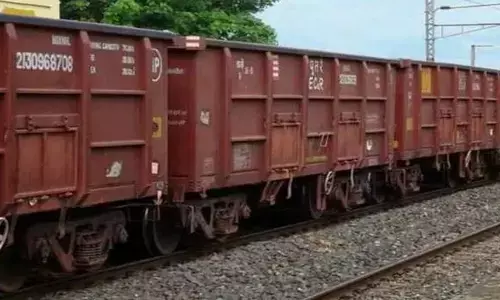 നിര്‍ത്തിയിട്ടിരുന്ന ഗുഡ്സ് ട്രെയിനിന് മുകളില്‍ക്കയറി സെല്‍ഫി; കാല്‍ തെന്നിയപ്പോള്‍ കയറി പിടിച്ചത് ഹൈ ടെന്‍ഷന്‍ ഇലക്ട്രിക് ലൈനില്‍: ഗുരുതരമായി പൊള്ളലേറ്റ 18കാരന്‍ ആശുപത്രിയില്‍