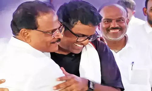 തിരൂരങ്ങാടിയില് മഞ്ഞുരുകുന്നു; പി.എം.എ സമീറിനെ ആലിംഗനം ചെയ്ത് അബ്ദുറഹിമാന് രണ്ടത്താണി; ലീഗിലെ പോരിന് വിരാമം തിരൂരങ്ങാടിയില് മഞ്ഞുരുകുന്നു; പി.എം.എ സമീറിനെ ആലിംഗനം ചെയ്ത് അബ്ദുറഹിമാന് രണ്ടത്താണി; ലീഗിലെ പോരിന് വിരാമം