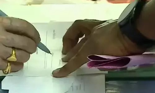 പോസ്റ്റല് വോട്ടിങ് കേന്ദ്രങ്ങളില് ബാലറ്റെത്തിയില്ല; ജീവനക്കാര്ക്ക് വോട്ട് നഷ്ടമാകുമെന്ന് ആശങ്ക പോസ്റ്റല് വോട്ടിങ് കേന്ദ്രങ്ങളില് ബാലറ്റെത്തിയില്ല; ജീവനക്കാര്ക്ക് വോട്ട് നഷ്ടമാകുമെന്ന് ആശങ്ക