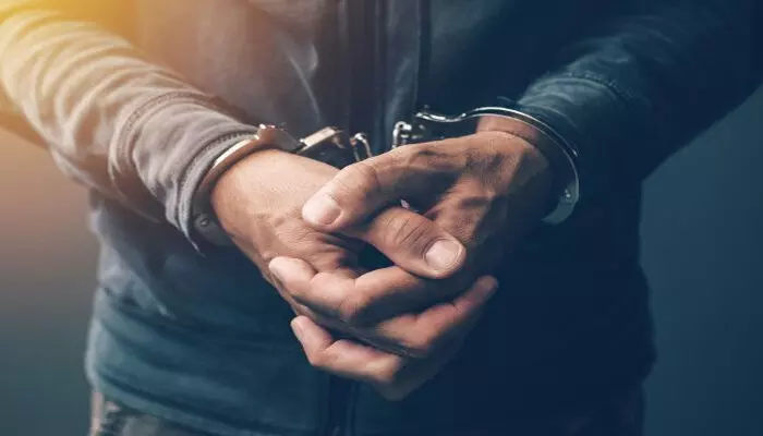 വെട്ടിച്ചിറ ടോള്ബൂത്തിലെ കമ്പിയില് കൈതട്ടി ടൂറിസ്റ്റ് ബസ് യാത്രക്കാര്ക്ക് പരിക്ക്; ഡ്രൈവര് അറസ്റ്റില് വെട്ടിച്ചിറ ടോള്ബൂത്തിലെ കമ്പിയില് കൈതട്ടി ടൂറിസ്റ്റ് ബസ് യാത്രക്കാര്ക്ക് പരിക്ക്; ഡ്രൈവര് അറസ്റ്റില്