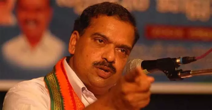 എല്ഡിഎഫും യുഡിഎഫും അധികാരത്തിലെത്തിയാല് ലൗ ജിഹാദ് നടപ്പാക്കും; ഹിന്ദു-ക്രിസ്ത്യന് കുടുംബങ്ങളിലെ പെണ്കുട്ടികളെ പ്രണയം നടിച്ച് രാജ്യദ്രോഹപ്രവര്ത്തനങ്ങള്ക്ക് റിക്രൂട്ട് ചെയ്യും; മുന്നണികളെ നിയന്ത്രിക്കുന്നത് ജമാഅത്തെ ഇസ്ലാമിയും എസ്ഡിപിഐയുമായിരിക്കും; വിവാദ പ്രസംഗവുമായി പി.കെ. കൃഷ്ണദാസ് എല്ഡിഎഫും യുഡിഎഫും അധികാരത്തിലെത്തിയാല് ലൗ ജിഹാദ് നടപ്പാക്കും; ഹിന്ദു-ക്രിസ്ത്യന് കുടുംബങ്ങളിലെ പെണ്കുട്ടികളെ പ്രണയം നടിച്ച് രാജ്യദ്രോഹപ്രവര്ത്തനങ്ങള്ക്ക് റിക്രൂട്ട് ചെയ്യും; മുന്നണികളെ നിയന്ത്രിക്കുന്നത് ജമാഅത്തെ ഇസ്ലാമിയും എസ്ഡിപിഐയുമായിരിക്കും; വിവാദ പ്രസംഗവുമായി പി.കെ. കൃഷ്ണദാസ്