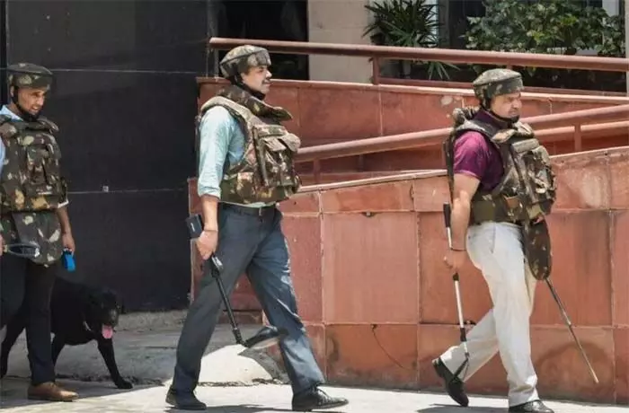 ഡല്ഹി സര്വകലാശാലയിലെ കോളജുകള്ക്ക് ഇ-മെയില് വഴി ബോംബ് ഭീഷണി; ക്യാമ്പസ് ഒഴിപ്പിച്ചു പരിശോധന നടത്തി ബോംബ് സ്ക്വാഡ് ഡല്ഹി സര്വകലാശാലയിലെ കോളജുകള്ക്ക് ഇ-മെയില് വഴി ബോംബ് ഭീഷണി; ക്യാമ്പസ് ഒഴിപ്പിച്ചു പരിശോധന നടത്തി ബോംബ് സ്ക്വാഡ്