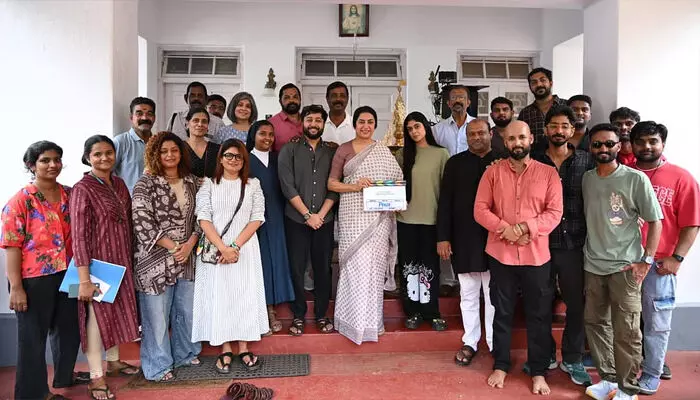 സുഹാസിനി വീണ്ടും മലയാളത്തിലേക്ക്; ഒപ്പം കനി കുസൃതിയും ബോളിവുഡ് താരം നിമിഷ എലിസബത്തും; അഞ്ചാം പ്രമാണത്തിന് പൊയ്യയിൽ തുടക്കം സുഹാസിനി വീണ്ടും മലയാളത്തിലേക്ക്; ഒപ്പം കനി കുസൃതിയും ബോളിവുഡ് താരം നിമിഷ എലിസബത്തും; അഞ്ചാം പ്രമാണത്തിന് പൊയ്യയിൽ തുടക്കം