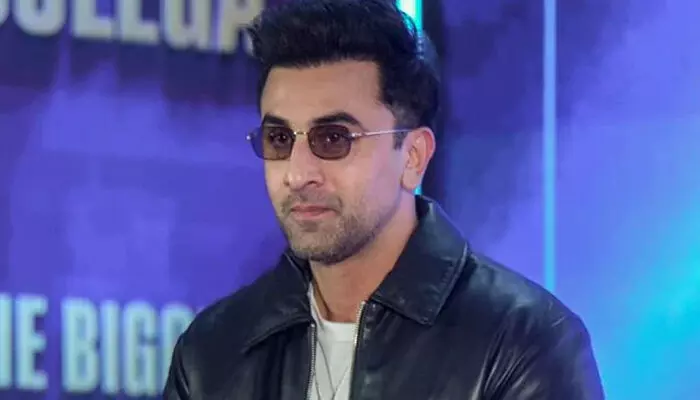 ഹോളിവുഡ് സുന്ദരി ആട്ടിപ്പായിച്ചു, ക്വിന്റിൻ ടരന്റിനോ അശ്ലീല ആംഗ്യം കാട്ടി; അൽ പാചിനോയ്ക്കായി കാത്തുനിന്നത് മൂന്ന് മണിക്കൂർ; ഫാൻബോയ് അനുഭവങ്ങൾ പങ്കുവെച്ച് രൺബീർ കപൂർ ഹോളിവുഡ് സുന്ദരി ആട്ടിപ്പായിച്ചു, ക്വിന്റിൻ ടരന്റിനോ അശ്ലീല ആംഗ്യം കാട്ടി; അൽ പാചിനോയ്ക്കായി കാത്തുനിന്നത് മൂന്ന് മണിക്കൂർ; ഫാൻബോയ് അനുഭവങ്ങൾ പങ്കുവെച്ച് രൺബീർ കപൂർ