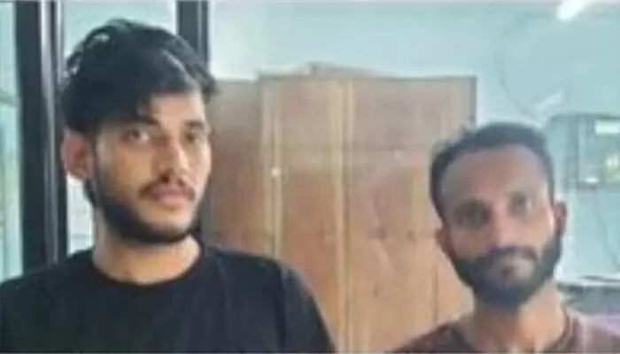 പരിശോധനയ്ക്കിടെ എക്സൈസിനെ ആക്രമിച്ച ലഹരിക്കടത്തുകാർ കുടുങ്ങി: പിടിയിലായത് പൊന്ന് അജ്മലിന്റെ കൂട്ടാളികൾ; രണ്ട് കാറുകൾ കസ്റ്റഡിയിൽ; മൂന്നുപേർക്കായി തിരച്ചിൽ പരിശോധനയ്ക്കിടെ എക്സൈസിനെ ആക്രമിച്ച ലഹരിക്കടത്തുകാർ കുടുങ്ങി: പിടിയിലായത് പൊന്ന് അജ്മലിന്റെ കൂട്ടാളികൾ; രണ്ട് കാറുകൾ കസ്റ്റഡിയിൽ; മൂന്നുപേർക്കായി തിരച്ചിൽ