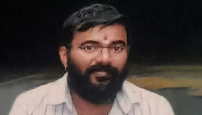 തിരുവനന്തപുരത്ത് ക്ഷേത്ര മേല്ശാന്തി തൂങ്ങിമരിച്ച നിലയില്; ഉത്സവ കമ്മിറ്റി ഭാരവാഹികള്ക്കെതിരെ ആത്മഹത്യാക്കുറിപ്പ് തിരുവനന്തപുരത്ത് ക്ഷേത്ര മേല്ശാന്തി തൂങ്ങിമരിച്ച നിലയില്; ഉത്സവ കമ്മിറ്റി ഭാരവാഹികള്ക്കെതിരെ ആത്മഹത്യാക്കുറിപ്പ്