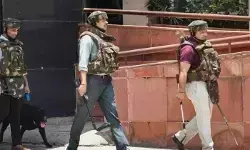 ഡല്‍ഹി സര്‍വകലാശാലയിലെ കോളജുകള്‍ക്ക് ഇ-മെയില്‍ വഴി ബോംബ് ഭീഷണി; ക്യാമ്പസ് ഒഴിപ്പിച്ചു പരിശോധന നടത്തി ബോംബ് സ്‌ക്വാഡ്