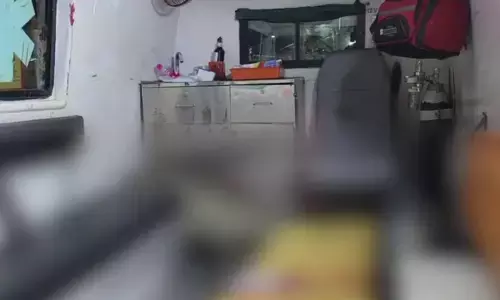 തിരുവനന്തപുരത്ത് ആംബുലന്സ് ജീവനക്കാര്ക്ക് നേരെ ആക്രമണം; നഴ്സിനെ ആക്രമിച്ചും ആംബുലന്സിലെ ഉപകരണങ്ങള് നശിപ്പിച്ചും യുവാക്കള് തിരുവനന്തപുരത്ത് ആംബുലന്സ് ജീവനക്കാര്ക്ക് നേരെ ആക്രമണം; നഴ്സിനെ ആക്രമിച്ചും ആംബുലന്സിലെ ഉപകരണങ്ങള് നശിപ്പിച്ചും യുവാക്കള്