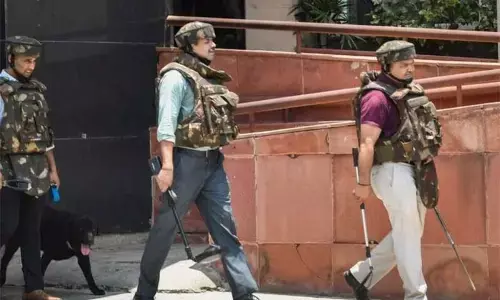 ഡല്‍ഹി സര്‍വകലാശാലയിലെ കോളജുകള്‍ക്ക് ഇ-മെയില്‍ വഴി ബോംബ് ഭീഷണി; ക്യാമ്പസ് ഒഴിപ്പിച്ചു പരിശോധന നടത്തി ബോംബ് സ്‌ക്വാഡ്