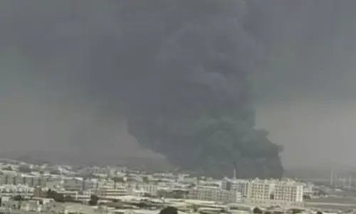 ജനങ്ങളെ ഭീതിയിലാക്കി ആകാശം ഉയരെ കറുത്ത പുക; ഷാർജയിലെ വസ്ത്ര വ്യാപാര ഗോഡൗണിൽ വൻ തീപ്പിടുത്തം; രക്ഷാസേന സ്ഥലത്തെത്തി; മുന്നറിയിപ്പ് നൽകി അധികൃതർ
