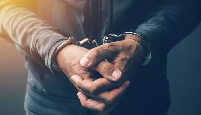 മകന് പതിവായി കഞ്ചാവും മദ്യവും നല്കിയ സുഹൃത്തിനെ കുത്തിക്കൊലപ്പെടുത്താന് ശ്രമം; പിതാവ് അറസ്റ്റില് മകന് പതിവായി കഞ്ചാവും മദ്യവും നല്കിയ സുഹൃത്തിനെ കുത്തിക്കൊലപ്പെടുത്താന് ശ്രമം; പിതാവ് അറസ്റ്റില്