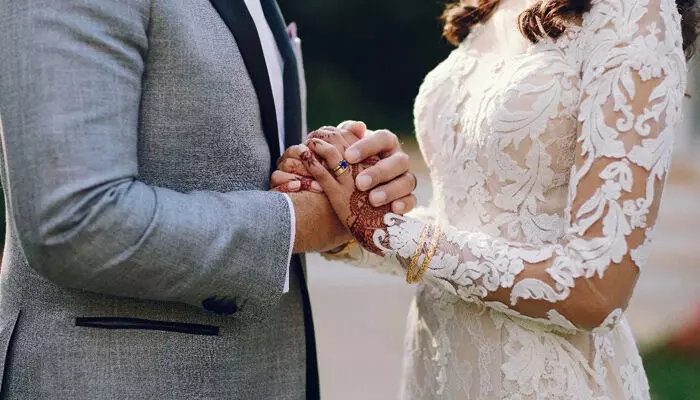 വോട്ടെടുപ്പും വിവാഹവും നടക്കുന്നത് ഒരേ കോംപൗണ്ടില്; രണ്ടിനും എത്തേണ്ടതും ഒരേ കവാടത്തിലൂടെ: കര്ശന സുരക്ഷയൊരുക്കാന് നിര്ദേശം വോട്ടെടുപ്പും വിവാഹവും നടക്കുന്നത് ഒരേ കോംപൗണ്ടില്; രണ്ടിനും എത്തേണ്ടതും ഒരേ കവാടത്തിലൂടെ: കര്ശന സുരക്ഷയൊരുക്കാന് നിര്ദേശം