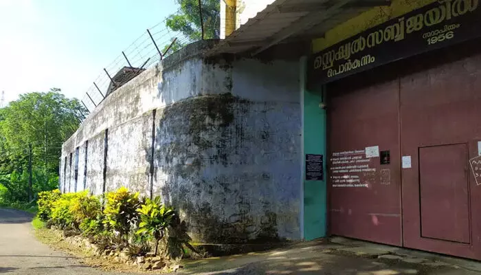 സബ് ജയിലില് രണ്ടുപ്രതികള് തമ്മില് സംഘര്ഷം; ഇടപെട്ട അസി.പ്രിസണ് ഓഫീസര്ക്ക് പരിക്ക് സബ് ജയിലില് രണ്ടുപ്രതികള് തമ്മില് സംഘര്ഷം; ഇടപെട്ട അസി.പ്രിസണ് ഓഫീസര്ക്ക് പരിക്ക്