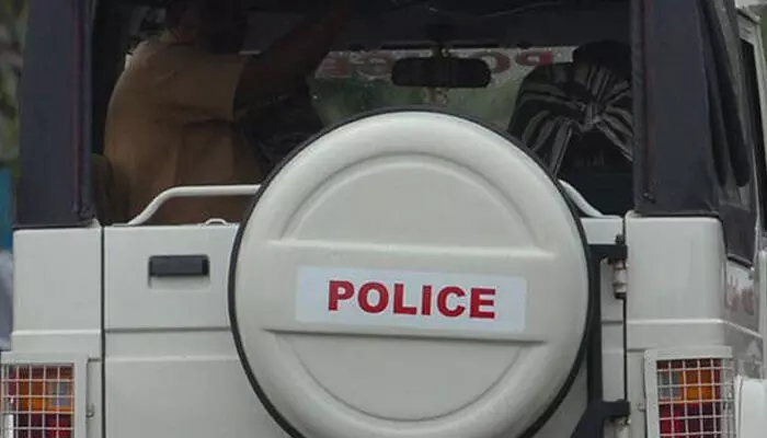 വിവാഹം നടത്തിക്കൊടുത്തതിന്റെ പ്രതിഫലം നല്കിയില്ല; നവവരനെ വെട്ടിപരിക്കേല്പ്പിച്ച് ബ്രോക്കര് വിവാഹം നടത്തിക്കൊടുത്തതിന്റെ പ്രതിഫലം നല്കിയില്ല; നവവരനെ വെട്ടിപരിക്കേല്പ്പിച്ച് ബ്രോക്കര്