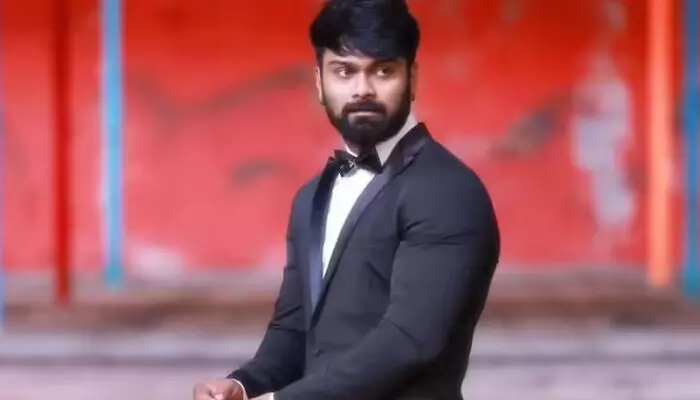 ബാറിലെത്തിയപ്പോള് ബിയര് കുപ്പി കൊണ്ട് ആക്രമിച്ചു; പരിക്കേറ്റ നടന് നിരഞ്ജന് ആശുപത്രിയില് ബാറിലെത്തിയപ്പോള് ബിയര് കുപ്പി കൊണ്ട് ആക്രമിച്ചു; പരിക്കേറ്റ നടന് നിരഞ്ജന് ആശുപത്രിയില്