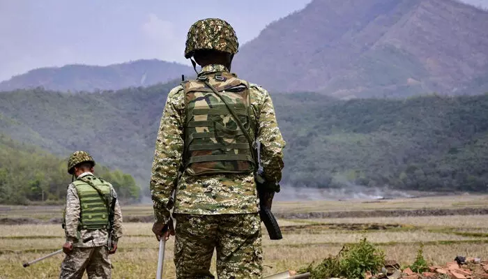 മണിപ്പൂരില് പുലര്ച്ചെ വീടിന് നേരെ ബോംബേറ്; രണ്ട് കുട്ടികള് കൊല്ലപ്പെട്ടു മണിപ്പൂരില് പുലര്ച്ചെ വീടിന് നേരെ ബോംബേറ്; രണ്ട് കുട്ടികള് കൊല്ലപ്പെട്ടു