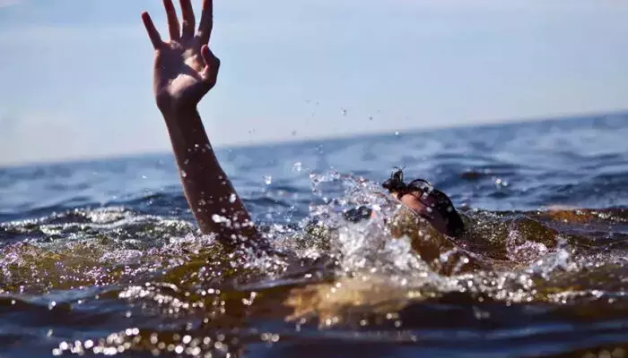 കൂട്ടുകാരന്റെ ജന്മദിനാഘോഷത്തിനിടെ വിദ്യാര്ഥി തടാകത്തില് മുങ്ങിമരിച്ചു കൂട്ടുകാരന്റെ ജന്മദിനാഘോഷത്തിനിടെ വിദ്യാര്ഥി തടാകത്തില് മുങ്ങിമരിച്ചു