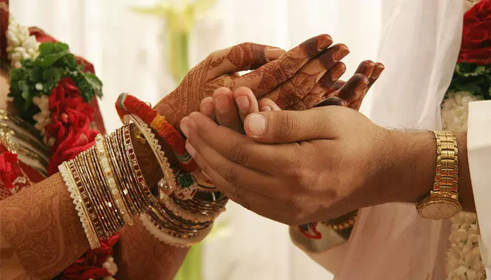 പറഞ്ഞ സമയത്ത് തന്നെ പയ്യന്റെ കല്യാണം നടത്തി കൊടുത്തു; പക്ഷെ ബ്രോക്കർ ഫീസ് ചോദിച്ചപ്പോൾ കൈമലർത്തി; ദേഷ്യം സഹിക്കാൻ കഴിയാതെ നവവരനെ കടയിൽ കയറി വെട്ടി പരിക്കേൽപ്പിച്ചു പറഞ്ഞ സമയത്ത് തന്നെ പയ്യന്റെ കല്യാണം നടത്തി കൊടുത്തു; പക്ഷെ ബ്രോക്കർ ഫീസ് ചോദിച്ചപ്പോൾ കൈമലർത്തി; ദേഷ്യം സഹിക്കാൻ കഴിയാതെ നവവരനെ കടയിൽ കയറി വെട്ടി പരിക്കേൽപ്പിച്ചു