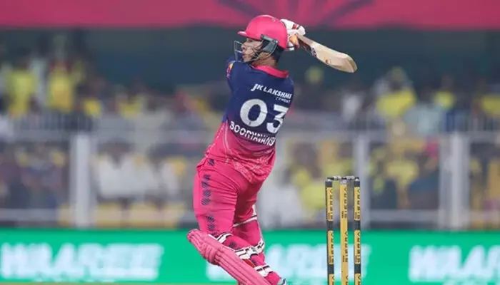 ബുമ്രയ്ക്കെതിരെ നേരിട്ട ആദ്യ പന്ത് തന്നെ സിക്സര്; പിന്നാലെ മറ്റൊന്ന് കൂടി ഗാലറിയിലേക്ക്; ഗുവാഹത്തിയിൽ മഴയൊഴിഞ്ഞപ്പോൾ വൈഭവ് സൂര്യവന്ഷിയുടെ വെടിക്കെട്ട്; വൈറലായി വീഡിയോ ബുമ്രയ്ക്കെതിരെ നേരിട്ട ആദ്യ പന്ത് തന്നെ സിക്സര്; പിന്നാലെ മറ്റൊന്ന് കൂടി ഗാലറിയിലേക്ക്; ഗുവാഹത്തിയിൽ മഴയൊഴിഞ്ഞപ്പോൾ വൈഭവ് സൂര്യവന്ഷിയുടെ വെടിക്കെട്ട്; വൈറലായി വീഡിയോ