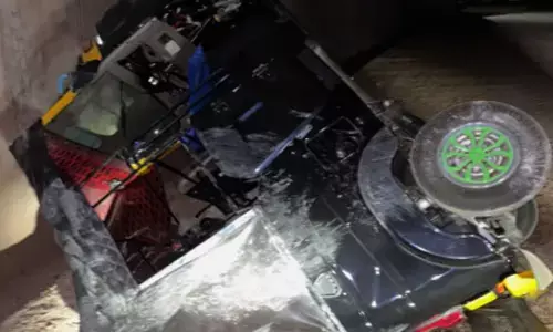 ഓട്ടോ തലകീഴായി കിടക്കുന്നത് കണ്ട് ഓടിയെത്തി നാട്ടുകാർ; വണ്ടി നിയന്ത്രണം തെറ്റി മറിഞ്ഞത് ഇരുപത്തിയഞ്ച് അടിയോളം താഴ്ചയുള്ള കുഴിയിലേക്ക്; മൂന്ന് പേർക്ക് പരിക്ക്