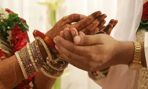 പറഞ്ഞ സമയത്ത് തന്നെ പയ്യന്റെ കല്യാണം നടത്തി കൊടുത്തു; പക്ഷെ ബ്രോക്കർ ഫീസ് ചോദിച്ചപ്പോൾ കൈമലർത്തി; ദേഷ്യം സഹിക്കാൻ കഴിയാതെ നവവരനെ കടയിൽ കയറി വെട്ടി പരിക്കേൽപ്പിച്ചു