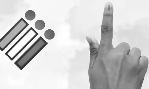 വോട്ടര് പട്ടികയില് നിങ്ങളുടെ പേരുണ്ടോ? ബൂത്ത് ലെവല് ഓഫീസറെ തിരക്കി നടക്കേണ്ട; വോട്ട് എവിടെയാണെന്ന് വിരല്ത്തുമ്പിലറിയാം! വോട്ടര് ഹെല്പ്പ് ലൈന് മുതല് എസ്എംഎസ് വരെ; പരിശോധിക്കാന് വൈകരുതെ വോട്ടര് പട്ടികയില് നിങ്ങളുടെ പേരുണ്ടോ? ബൂത്ത് ലെവല് ഓഫീസറെ തിരക്കി നടക്കേണ്ട; വോട്ട് എവിടെയാണെന്ന് വിരല്ത്തുമ്പിലറിയാം! വോട്ടര് ഹെല്പ്പ് ലൈന് മുതല് എസ്എംഎസ് വരെ; പരിശോധിക്കാന് വൈകരുതെ