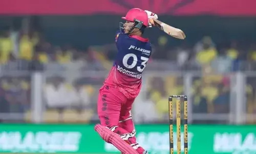 ബുമ്രയ്‌ക്കെതിരെ നേരിട്ട ആദ്യ പന്ത് തന്നെ സിക്‌സര്‍; പിന്നാലെ മറ്റൊന്ന് കൂടി ഗാലറിയിലേക്ക്; ഗുവാഹത്തിയിൽ മഴയൊഴിഞ്ഞപ്പോൾ വൈഭവ് സൂര്യവന്‍ഷിയുടെ വെടിക്കെട്ട്; വൈറലായി വീഡിയോ