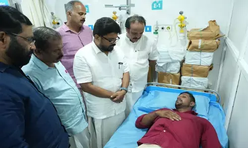 അഴീക്കോട് കൊട്ടി കലാശത്തിനിടെ അക്രമം: എല്ഡിഎഫ് - യുഡിഎഫ് പ്രവര്ത്തകര്ക്ക് പരുക്കേറ്റു അഴീക്കോട് കൊട്ടി കലാശത്തിനിടെ അക്രമം: എല്ഡിഎഫ് - യുഡിഎഫ് പ്രവര്ത്തകര്ക്ക് പരുക്കേറ്റു