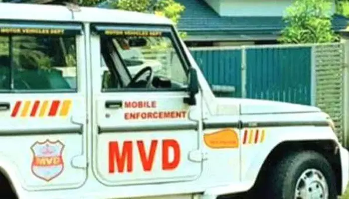 പയ്യന്മാരുടെ ശ്രദ്ധയ്ക്ക്! നിങ്ങളുടെ വണ്ടിക്ക് ഫൈനുണ്ടോ? എന്നാൽ അത് മുഴുവനായി തീർക്കാൻ ഇതാ..സുവർണ്ണാവസരം; പിഴ തുകയിൽ ഇളവ് പ്രഖ്യാപിച്ച് മോട്ടോർ വാഹന വകുപ്പ് പയ്യന്മാരുടെ ശ്രദ്ധയ്ക്ക്! നിങ്ങളുടെ വണ്ടിക്ക് ഫൈനുണ്ടോ? എന്നാൽ അത് മുഴുവനായി തീർക്കാൻ ഇതാ..സുവർണ്ണാവസരം; പിഴ തുകയിൽ ഇളവ് പ്രഖ്യാപിച്ച് മോട്ടോർ വാഹന വകുപ്പ്