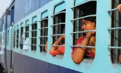 മൊബൈലിന്റെയും ലാപ് ടോപ്പിന്റെയും ഉയര്‍ന്ന ശബ്ദം സഹയാത്രികര്‍ക്ക് ശല്യമാകുന്നു; യാത്രക്കാരോട് ഹെഡ് ഫോണ്‍ ഉപയോഗിക്കാന്‍ നിര്‍ദേശിച്ച് റെയില്‍വെ