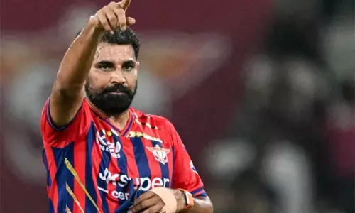 ഞാന്‍ ഒരു തൊഴിലാളിയെ പോലെ, പന്തെറിയുക മാത്രം ജോലി; ഇന്ത്യന്‍ ടീമില്‍ ഇടം നേടാത്തതിനെ കുറിച്ച് ഷമി; ആഢംബരങ്ങള്‍ക്കും സോഷ്യല്‍ മീഡിയയ്ക്കും പിന്നാലെ പോയാല്‍ അത് നമ്മുടെ ബലഹീനതയാകും