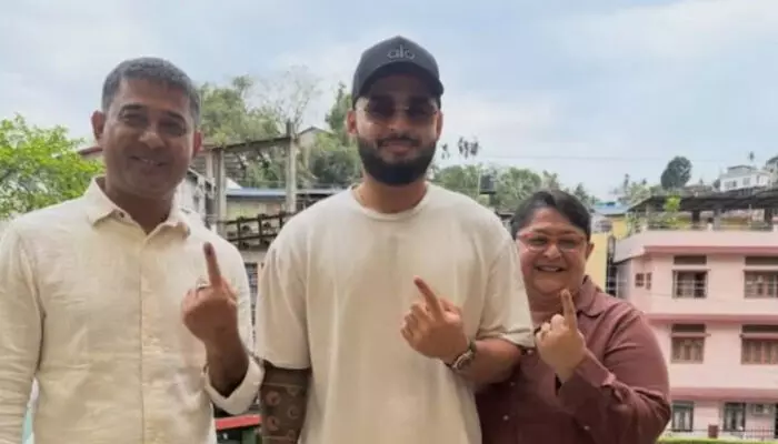 ഞങ്ങളുടെ കടമ നിര്വ്വഹിക്കുന്നു! ഐപിഎല് തിരക്കിനിടയിലും വോട്ട് രേഖപ്പെടുത്തി റിയാന് പരാഗ് ഞങ്ങളുടെ കടമ നിര്വ്വഹിക്കുന്നു! ഐപിഎല് തിരക്കിനിടയിലും വോട്ട് രേഖപ്പെടുത്തി റിയാന് പരാഗ്