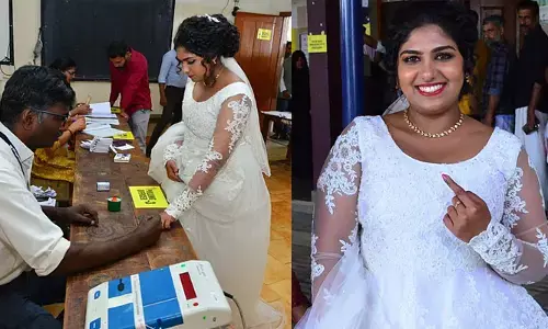 വിവാഹ ചടങ്ങിന്റെ തിരക്കുകള്‍ക്കിടെ നവവധു പോളിംഗ് ബൂത്തിലേക്ക്; വിവാഹ വേഷത്തില്‍ എത്തി വോട്ടിട്ട് അഖിലയും ആശയും;  നവവധു വോട്ട് ചെയ്യാനെത്തിയത് മേപ്പാടിയിലും അടൂരിലും