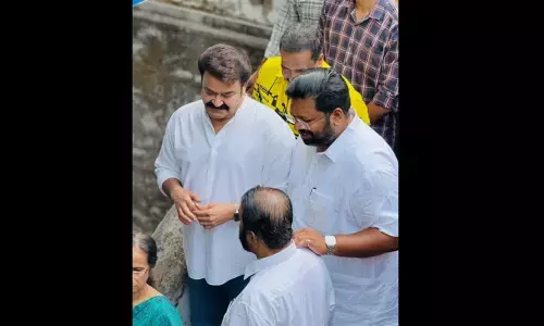 നേമത്ത് ലാലേട്ടന്റെ വോട്ട് ആര്‍ക്ക്? യുഎസിലേക്ക് പോകുന്നതിന് മുമ്പ് മുടവന്‍മുകള്‍ സ്‌കൂളിലെത്തിയ ലാലേട്ടനെ വളഞ്ഞ് വി.ശിവന്‍കുട്ടിയും ശബരീനാഥനും; പക്ഷേ വോട്ട് രാജീവ് ചന്ദ്രശേഖറിനെന്ന് ബിജെപി അനുകൂല പ്രൊഫൈലുകള്‍; തള്ളെന്ന് മറുപക്ഷം; വോട്ടെടുപ്പിലെ കൗതുക കാഴ്ചയും ചര്‍ച്ചയും