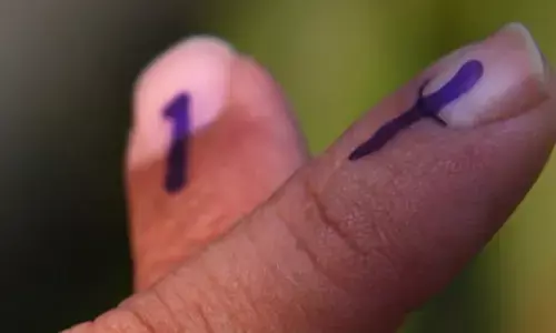 പോസ്റ്റല്‍ വോട്ട് ചെയ്തയാള്‍ വോട്ട് ചെയ്യാന്‍ ബൂത്തിലെത്തി; തിരുവണ്ടൂരില്‍ ബിജെപി നേതാവിന്റെ വോട്ട് ചെയ്തത് മറ്റൊരാള്‍;  അമ്പലപ്പുഴയില്‍ നിഷാന നാസറിന്റെ വോട്ട് ചെയ്തത് അതേ പേരിലുള്ള മറ്റൊരാള്‍; കുറ്റ്യാടിയില്‍ കള്ളവോട്ട് തടഞ്ഞ യു.ഡി.എഫ് ബൂത്ത് ഏജന്റിന് മര്‍ദനം; കന്നിവോട്ടിലും കള്ളവോട്ട്; ആരോപണങ്ങളുമായി മുന്നണികള്‍