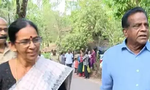 മലപ്പട്ടത്ത് ടികെ ഗോവിന്ദനെയും ഭാര്യയെയും തടഞ്ഞുനിര്‍ത്തി കൂവി വിളിച്ചു;  വര്‍ഗ്ഗവഞ്ചകരെ എന്ന് വിളിച്ച് സിപിഎം പ്രതിഷേധം; വോട്ട് ചെയ്യാനെത്തിയപ്പോള്‍ നാടകീയ രംഗങ്ങള്‍; തളിപ്പറമ്പില്‍ കള്ളവോട്ട് ആരോപണവുമായി യുഡിഎഫ് സ്ഥാനാര്‍ത്ഥി