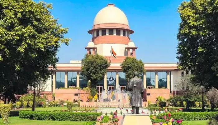 വിശ്വാസികളല്ലെങ്കില്പ്പോലും ക്ഷേത്രത്തിലെത്തിയാല് ചട്ടങ്ങളും ആചാരങ്ങളും പാലിക്കണം; സുപ്രീംകോടതി വിശ്വാസികളല്ലെങ്കില്പ്പോലും ക്ഷേത്രത്തിലെത്തിയാല് ചട്ടങ്ങളും ആചാരങ്ങളും പാലിക്കണം; സുപ്രീംകോടതി