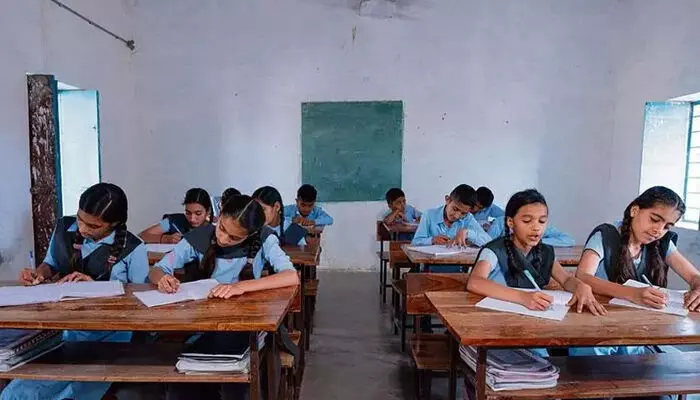 ആറാം ക്ലാസ് മുതല് മൂന്നാം ഭാഷ നിര്ബന്ധം; സ്കൂളുകള്ക്ക് ഏഴ് ദിവസത്തെ സമയപരിധി നല്കി സി.ബി.എസ്.ഇ ആറാം ക്ലാസ് മുതല് മൂന്നാം ഭാഷ നിര്ബന്ധം; സ്കൂളുകള്ക്ക് ഏഴ് ദിവസത്തെ സമയപരിധി നല്കി സി.ബി.എസ്.ഇ