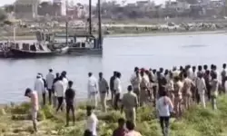 മഥുരയില് വിനോദസഞ്ചാരികളുടെ ബോട്ട് മറിഞ്ഞ് പത്തു മരണം; മരിച്ചതില് ഏഴ് സ്ത്രീകള്; പാലത്തിലിടിച്ച് ബോട്ട് തലകീഴായി മറിഞ്ഞു; ദുരന്തത്തിന് കാരണം അമിതഭാരവും അനാസ്ഥയും മഥുരയില് വിനോദസഞ്ചാരികളുടെ ബോട്ട് മറിഞ്ഞ് പത്തു മരണം; മരിച്ചതില് ഏഴ് സ്ത്രീകള്; പാലത്തിലിടിച്ച് ബോട്ട് തലകീഴായി മറിഞ്ഞു; ദുരന്തത്തിന് കാരണം അമിതഭാരവും അനാസ്ഥയും