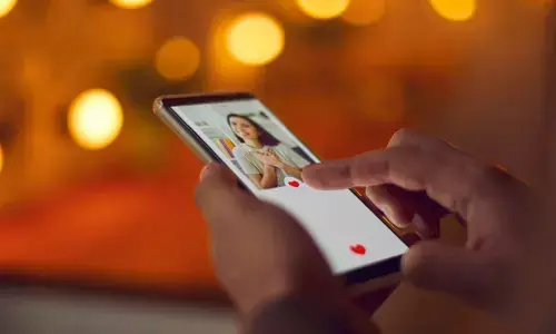 ഡേറ്റിംഗ് ആപ്പ് വഴി യുവാവുമായി സൗഹൃദം സ്ഥാപിച്ച് യുവതി; പിന്നാലെ ഒന്നിച്ചു കഴിയാന്‍ യുവാവിനെ ഹോട്ടലിലേക്ക് ക്ഷണിച്ചു: പിറ്റേന്ന് ഉണര്‍ന്നപ്പോള്‍ മാല മുതല്‍ പണം വരെ നഷ്ടമായി: യുവതി അറസ്റ്റില്‍