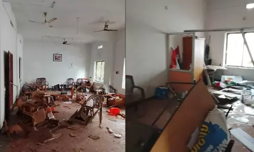 മയ്യിലില് കോണ്ഗ്രസ് മണ്ഡലം കമ്മിറ്റി ഓഫീസായ ഗാന്ധിഭവന് അടിച്ചു തകര്ത്തു; അക്രമത്തിന് പിന്നില് സിപിഎം പ്രവര്ത്തകരെന്ന് കോണ്ഗ്രസ് മയ്യിലില് കോണ്ഗ്രസ് മണ്ഡലം കമ്മിറ്റി ഓഫീസായ ഗാന്ധിഭവന് അടിച്ചു തകര്ത്തു; അക്രമത്തിന് പിന്നില് സിപിഎം പ്രവര്ത്തകരെന്ന് കോണ്ഗ്രസ്
