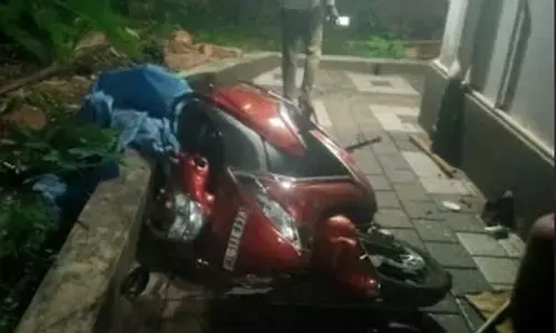 മുല്ലക്കൊടിയില്‍ അക്രമത്തില്‍ പരുക്കേറ്റ് ആശുപത്രിയില്‍ കഴിയുന്ന യുഡിഎഫ് ബൂത്ത് ഏജന്റിന്റെ വീടും തകര്‍ത്തു; ജനല്‍ ചില്ലുകള്‍ അടിച്ചു തകര്‍ത്ത അക്രമികള്‍ അകത്ത് കയറി വീടിനകത്തെ ഗാര്‍ഹിക ഉപകരണങ്ങള്‍ അടിച്ചു തകര്‍ത്തു; സ്‌കൂട്ടറും തല്ലിത്തകര്‍ത്തു