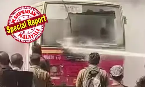 വളരെ ശാന്തമായിരുന്ന കൊട്ടാരക്കര കെഎസ്ആർടിസി സ്റ്റാൻഡിൽ ആരും പ്രതീക്ഷക്കത്തൊരു കാഴ്ച; ട്രിപ്പ് പോയി തിരിച്ചെത്തി ജീവനക്കാർ പുറത്തിറങ്ങിയതും യാത്രക്കാർക്ക് നെഞ്ചിടിപ്പ്; പെട്ടെന്ന് ബസിന്റെ എൻജിൻ ഭാഗത്ത് കണ്ടത്; ഒഴിവായത് വൻ ദുരന്തം