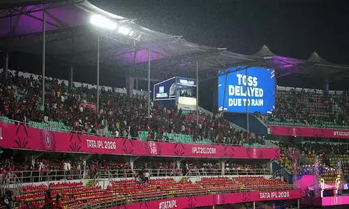 ഗുവാഹത്തിയില്‍ വീണ്ടും മഴ കളിക്കുന്നു; ഐപിഎല്ലിലെ റോയല്‍ പോരാട്ടം വൈകുന്നു; രാജസ്ഥാന്‍ റോയല്‍സ്- റോയല്‍ ചലഞ്ചേഴ്സ് ബംഗളൂരു മത്സരത്തിന്റെ ടോസ് പോലും ഇടാനായില്ല; ആരാധകര്‍ നിരാശയില്‍