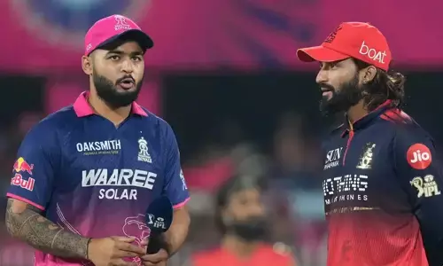 ടോസിലെ ഭാഗ്യം രാജസ്ഥാന്;  ഫീല്‍ഡിംഗ് തെരഞ്ഞെടുത്തു;  ആര്‍സിബിക്ക് ആദ്യ വിക്കറ്റ് നഷ്ടമായി; ഫിലിപ്പ് സാള്‍ട്ട് പൂജ്യത്തിന് പുറത്ത്; ജേക്കബ് ഡഫിക്ക് പകരം ജോഷ് ഹേസല്‍വുഡ് ആര്‍സിബിയുടെ പ്ലേയിംഗ് ഇലവനില്‍