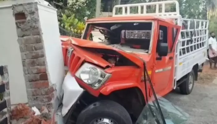 ആ ബൊലേറോ പിക്കപ്പിന്റെ നിയന്ത്രണം മുഴുവൻ നഷ്ടപ്പെട്ട് നേരെ വന്ന് ഇടിച്ചത് മതിലിൽ; പെട്ടെന്ന് ഗ്യാസ് സിലിണ്ടറുകള് റോഡിലേക്ക് തെറിച്ചുവീണ് അപകടം; ഒഴിവായത് വൻ ദുരന്തം ആ ബൊലേറോ പിക്കപ്പിന്റെ നിയന്ത്രണം മുഴുവൻ നഷ്ടപ്പെട്ട് നേരെ വന്ന് ഇടിച്ചത് മതിലിൽ; പെട്ടെന്ന് ഗ്യാസ് സിലിണ്ടറുകള് റോഡിലേക്ക് തെറിച്ചുവീണ് അപകടം; ഒഴിവായത് വൻ ദുരന്തം